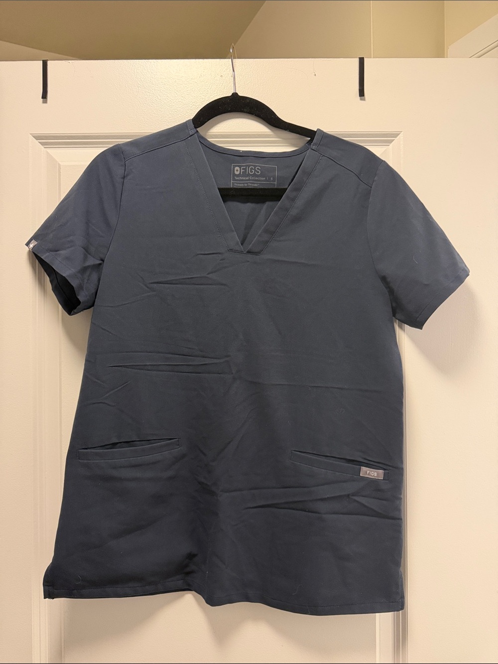 FIGS WOMENS NIGHT SKY SCRUB TOP
